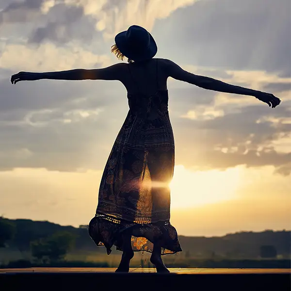 Devojka stoji na suncu