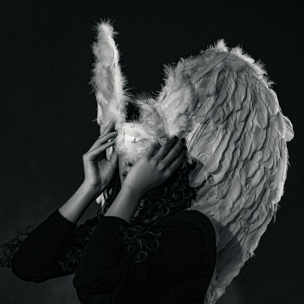 devojka u crnom sa belim krilima perpektiva